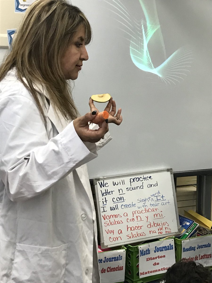 LorenaP55868886's tweet photo. Using realia to make content comprehensible  at NHM DLE Two-Way @EldaMRojas @khechara @KentPScribner https://t.co/cMNeFaBWR6