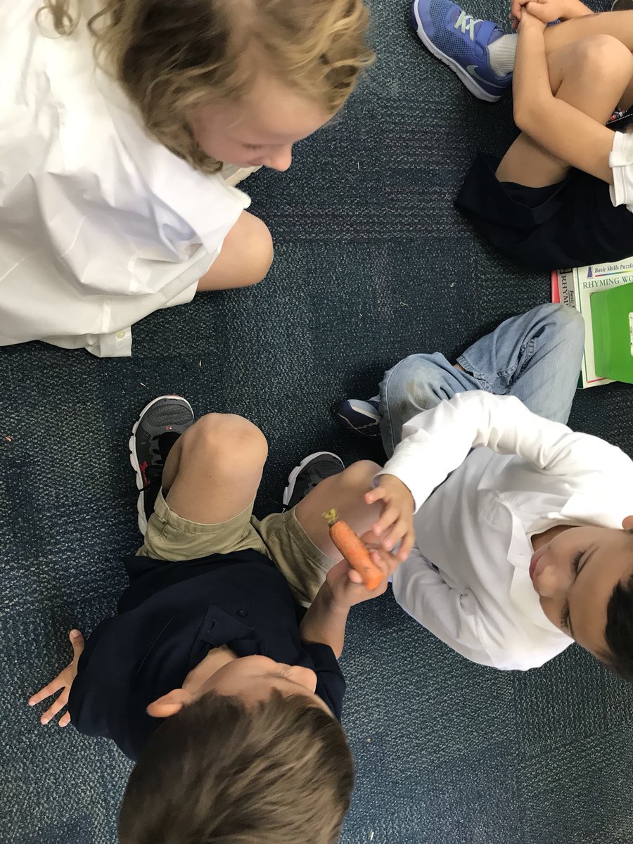 LorenaP55868886's tweet photo. Using realia to make content comprehensible  at NHM DLE Two-Way @EldaMRojas @khechara @KentPScribner https://t.co/cMNeFaBWR6