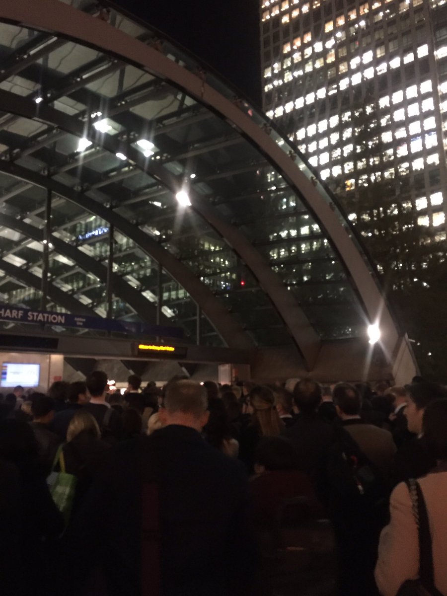 rohtya's tweet photo. #CanaryWharf station closed #JublieeLine https://t.co/3xfGkLKBHj