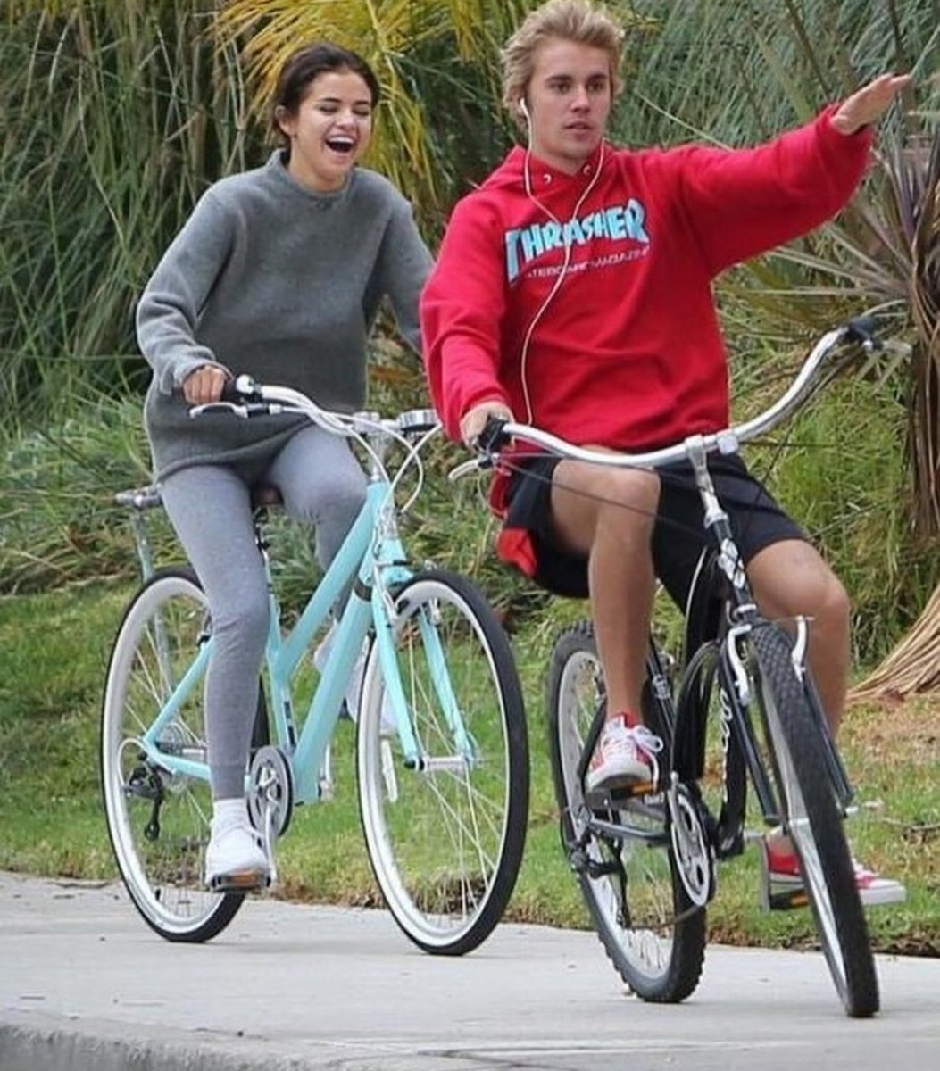 sgftlife's tweet photo. YES JELENA IS BACK. I'D LIKE TO SEE SOMEONE TELL OTHERWISE ANSHDHEJWJ https://t.co/CJtQvrkYc5