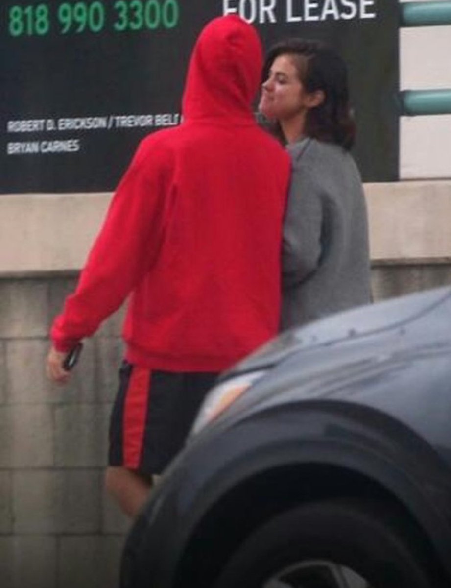 sgftlife's tweet photo. YES JELENA IS BACK. I'D LIKE TO SEE SOMEONE TELL OTHERWISE ANSHDHEJWJ https://t.co/CJtQvrkYc5