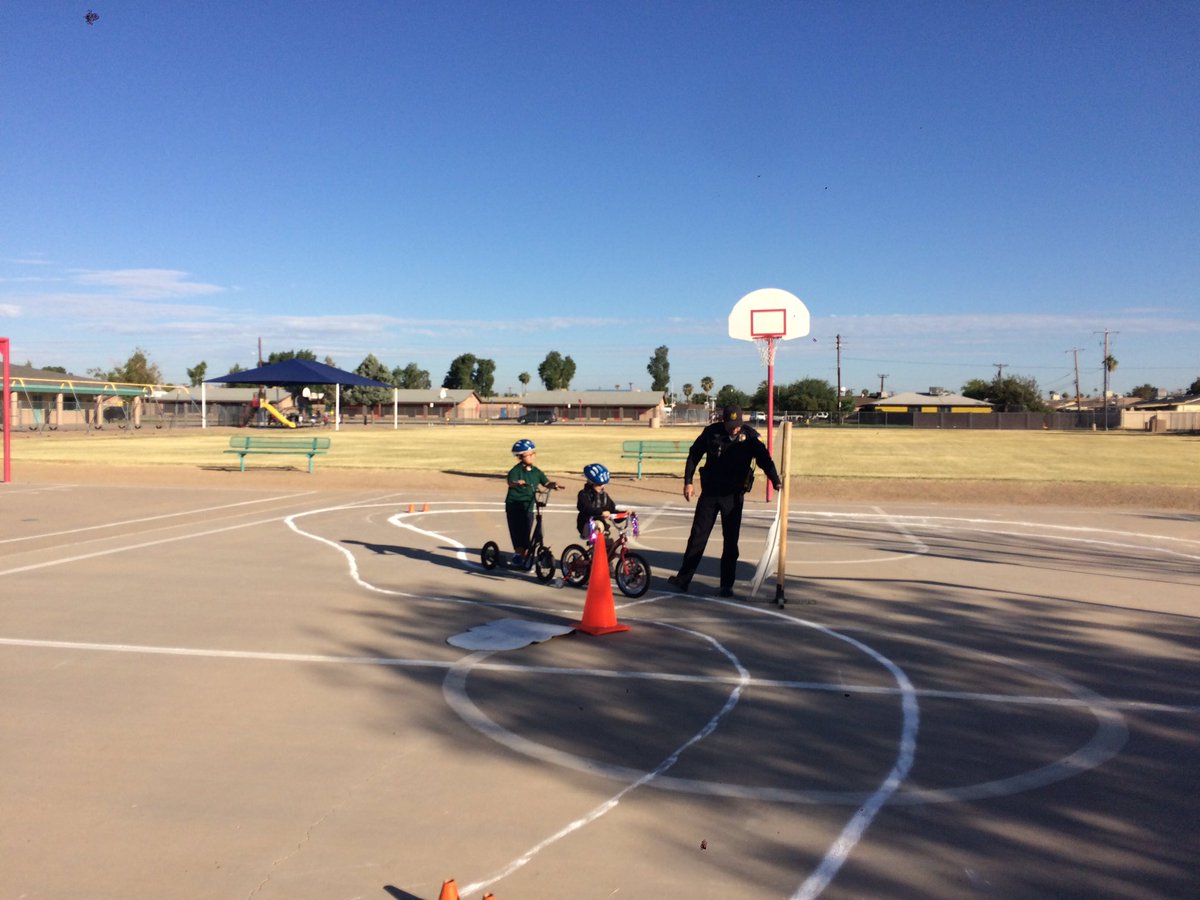 daynomiterox's tweet photo. Thanks @PHXPolice and @PHXFire for teaching our students how to be safe! https://t.co/23Gb4dN6uF