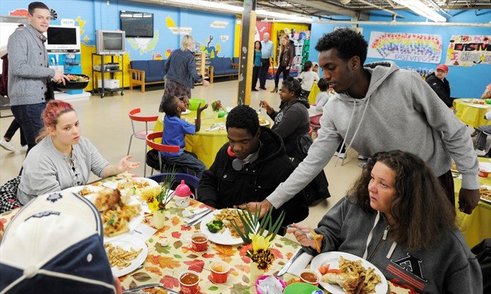 BeachEastYork's tweet photo. #EastToronto families enjoy free community dinner ~ https://t.co/QrkcmETBfd @SwissChaletCA @eastviewcentre #BlakeBoultbee https://t.co/OxGsIq1G6Q