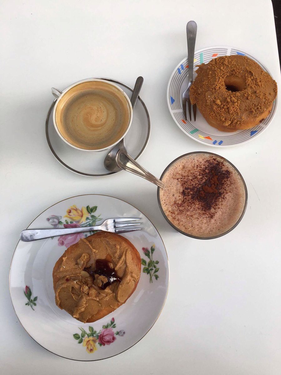 feel_passionate's tweet photo. Réunion Briefing Créatif autours d'un bon Donuts
#Cocodonuts #ISFSC #Projet3 #Communication #CO2G2 https://t.co/JouePOF09L
