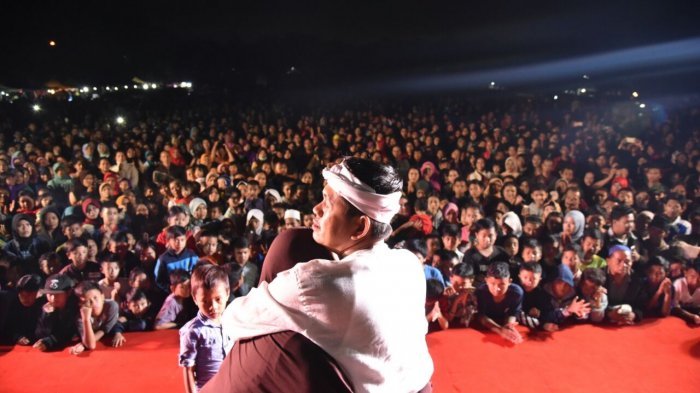 Barisan_Dedi's tweet photo. Acara relawan Babad dan kang Dedi di sukajadi...PDIP adalah teman kami...tidak ada perbedaan buat kami... https://t.co/BNEQyXuyJn