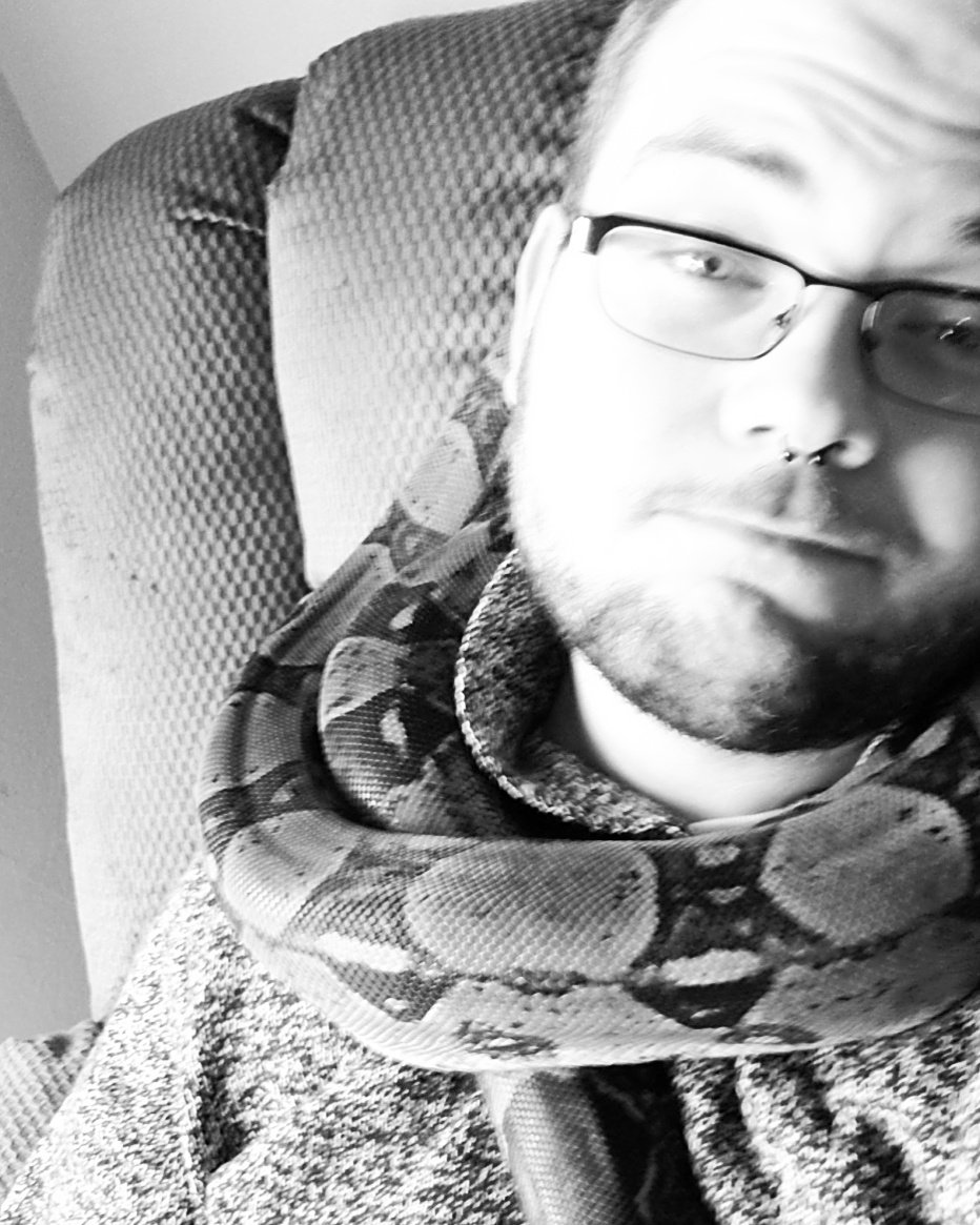 The_GamingWitch's tweet photo. #snakescarf #dangernoodle #redboa https://t.co/t7V3mhlv4K