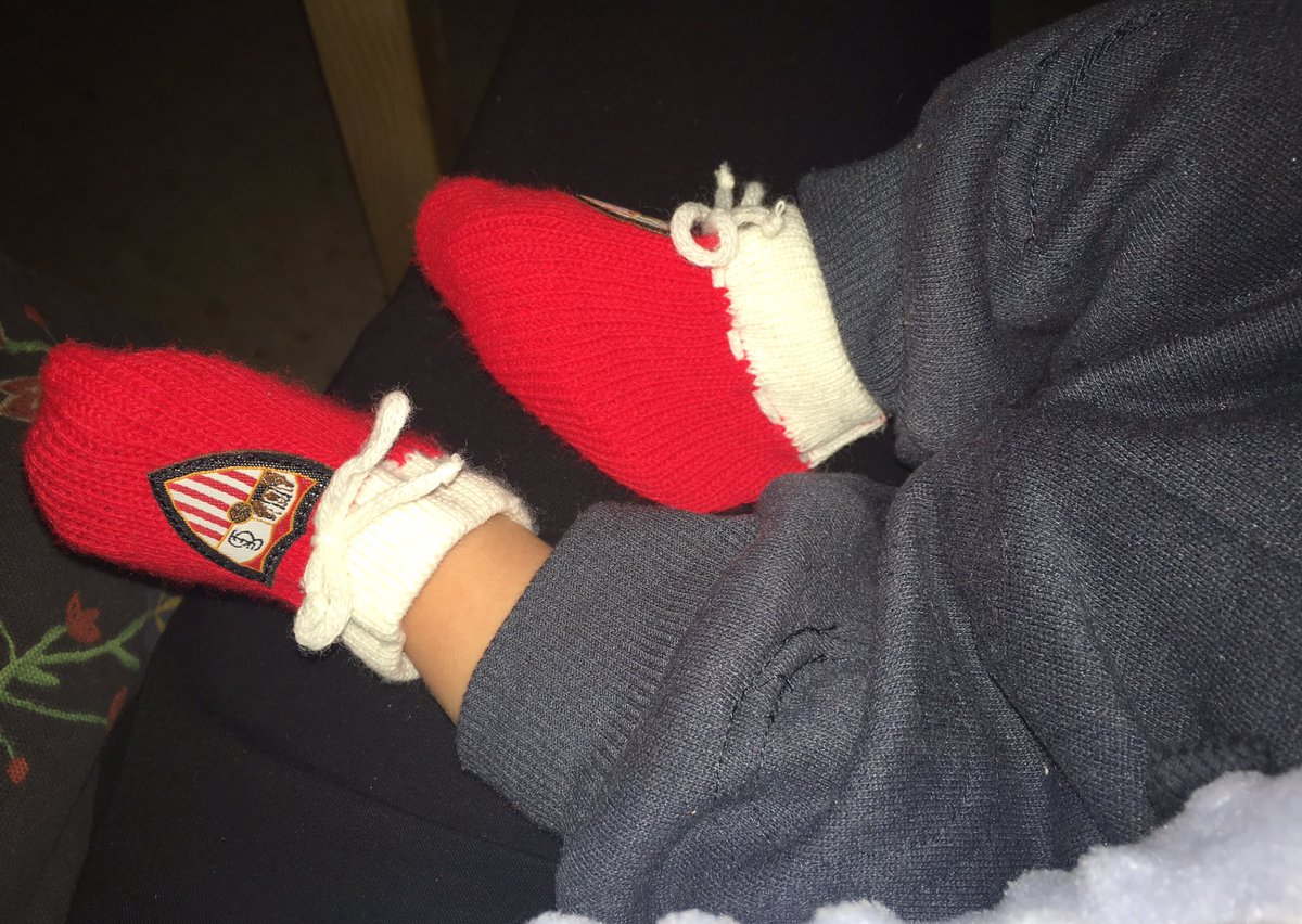 MariaPazAguilar's tweet photo. Hoy dejamos la grada y animamos desde casa. Botas puestas ya. #sevspa @ChampionsLeague @SevillaFC https://t.co/1ljpDrMcdg