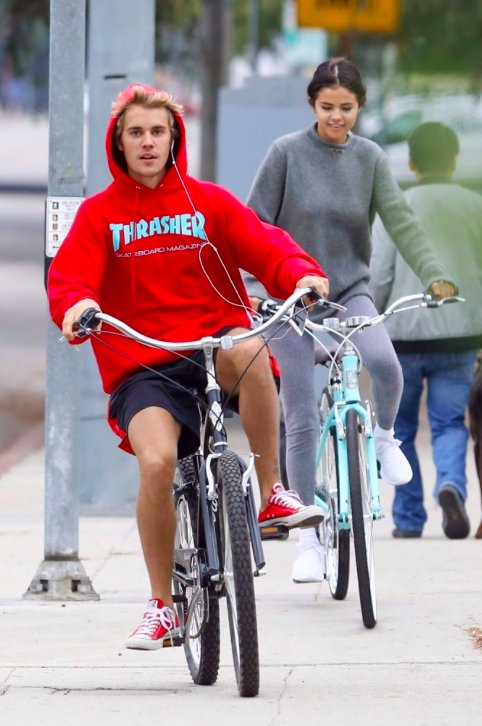 After 2 years break, Selena Gomez x Justin Bieber are officially a couple again.