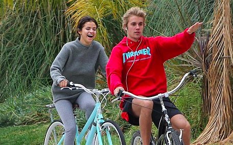 EmmaStoneTyler's tweet photo. i like selena gomez bc she's one of the only real ones out there actually making worse relationship decisions than i am https://t.co/0q7h7jfiUu