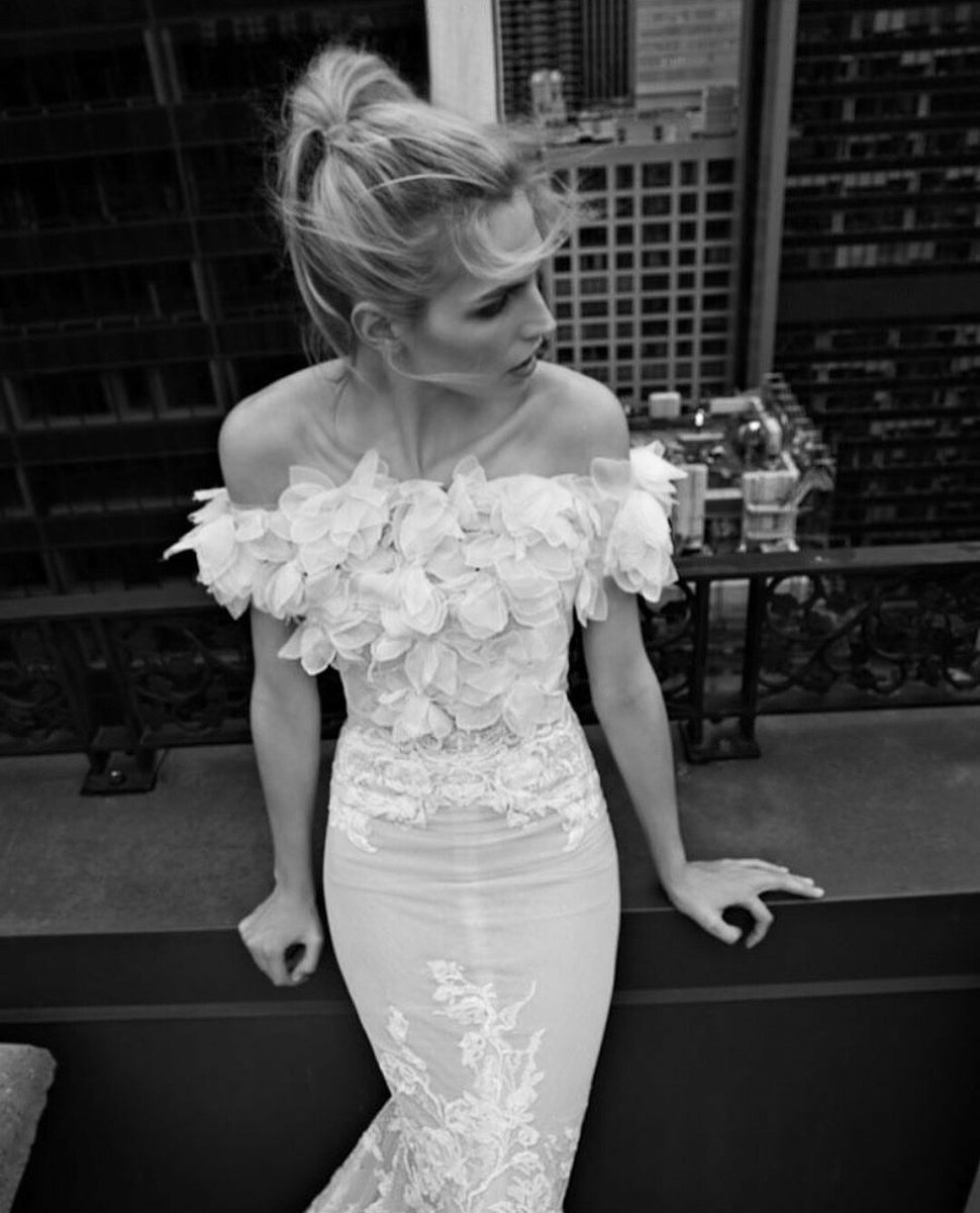 A enseñar hombro! 🔝 by <a href="/InbalDror/">Inbal Dror</a> #novias #bodas #wedding