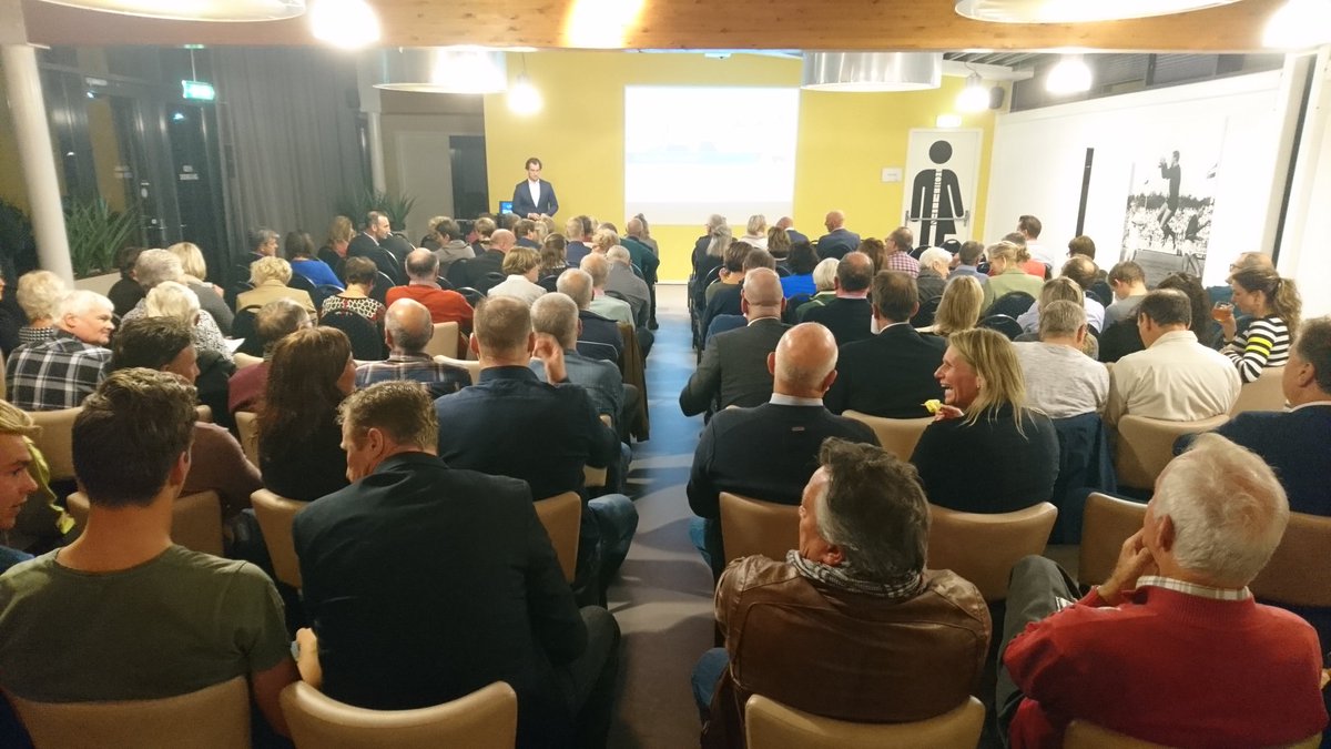 frisohuizinga's tweet photo. Volle bak tijdens RaboWeek-bijeenkomst De vitale derde helft met sprekers @liekeverhofstad en @wilfredgenee. #raboweek #ijmond https://t.co/uJuRFCXUZO