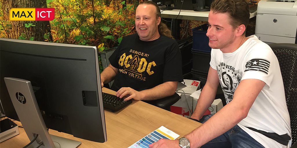 Max_ICT's tweet photo. Dennis toont Jeffrey het duistere #development domein. Bekend terrein? Kom #werkenbijmaxict: https://t.co/PINwNOVdQ3. #inwerktraject #bbl https://t.co/pSOwJe45IW