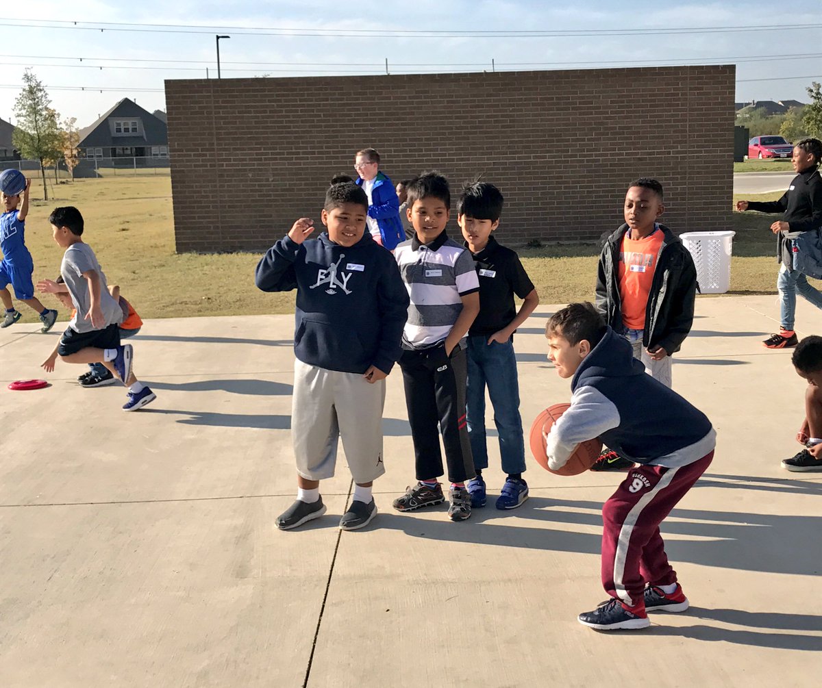 CowenMy's tweet photo. Bobcats who had shown PRIDE enjoyed the Bobcat Jamboree today @SunsetValleyES #recognizethepositive #pbis https://t.co/bTFRc8xnDa
