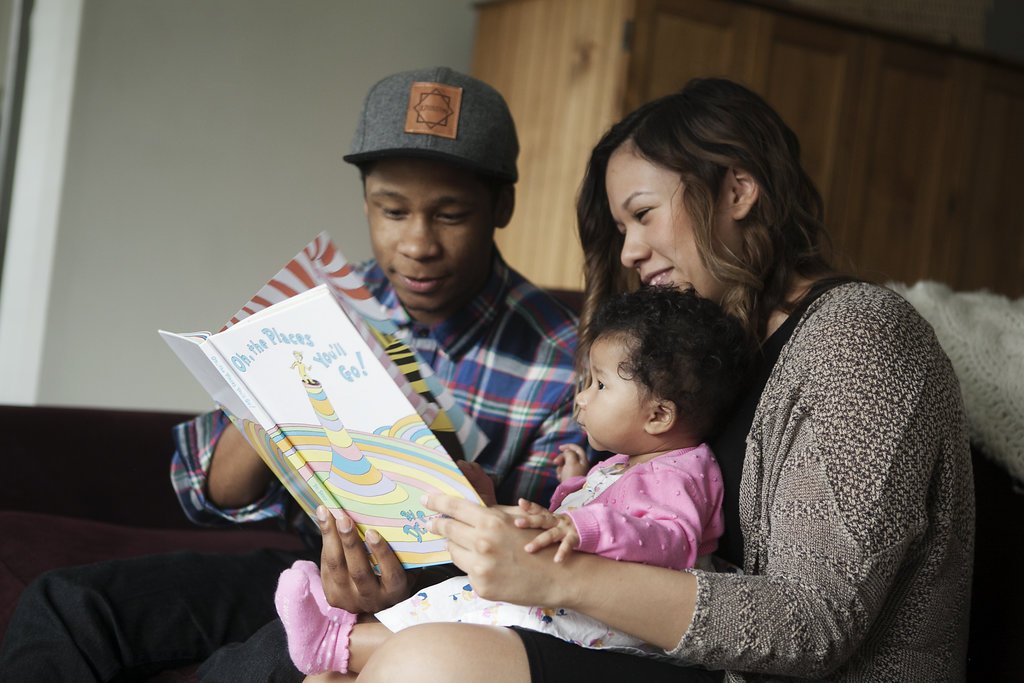 2SmallToFail's tweet photo. It’s never too early to instill a love of reading in your child! Even babies are learning when their parents read w/ them #FamilyLiteracyDay https://t.co/KXBdqE7nCH