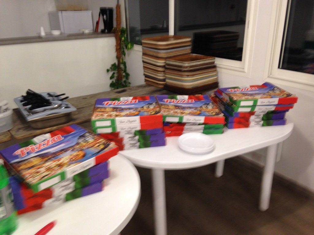 PUCMP2004's tweet photo. Pizza party spécial 2004 https://t.co/c2tgOglviH
