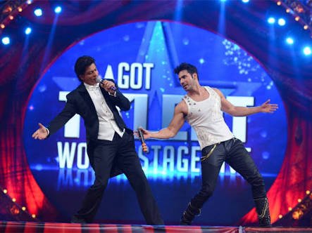 ultrasvarundvn's tweet photo. #HappyBirthdaySRK ❤ @iamsrk @Varun_dvn https://t.co/gAoDBE02j9