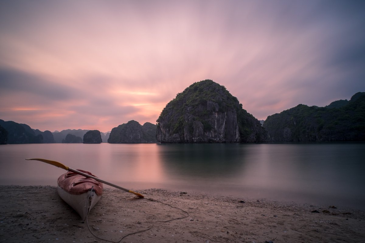TravlyNL's tweet photo. Halong Bay - Vietnam #travel #vietnam https://t.co/tsag1oZsqg