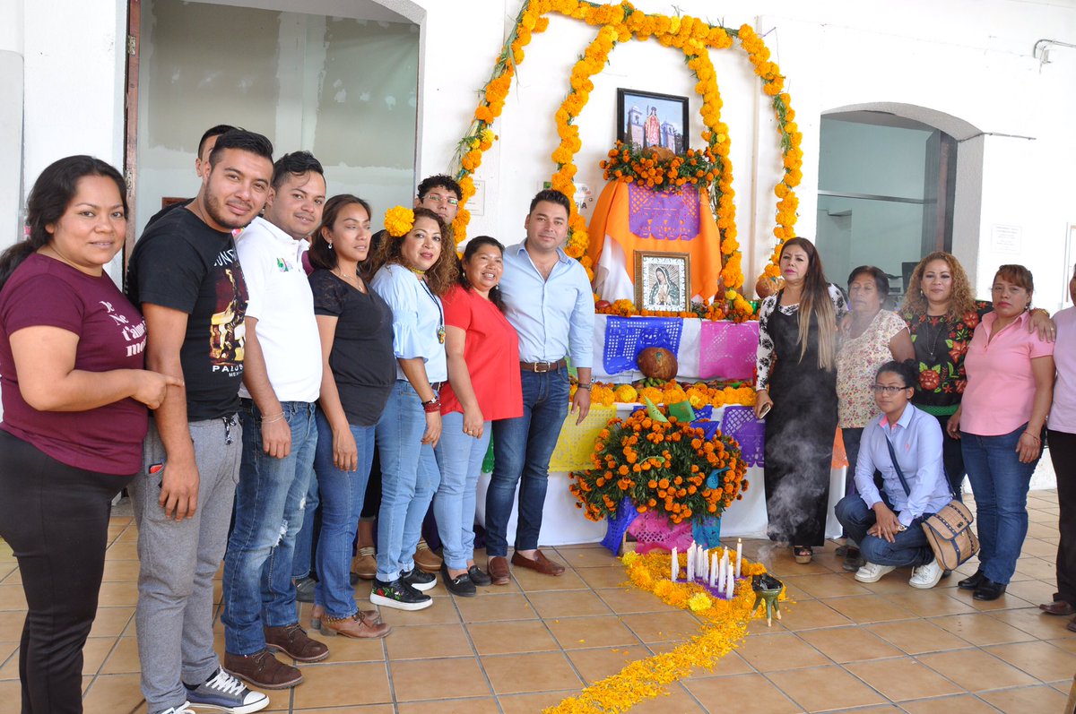 _RaulCruz_'s tweet photo. En palacio municipal pusimos nuestro #AltarDeMuertos, costumbres y tradiciones que nos dan identidad y recupera la hermandad de #SantaLucía. https://t.co/CSQIfsfm9b