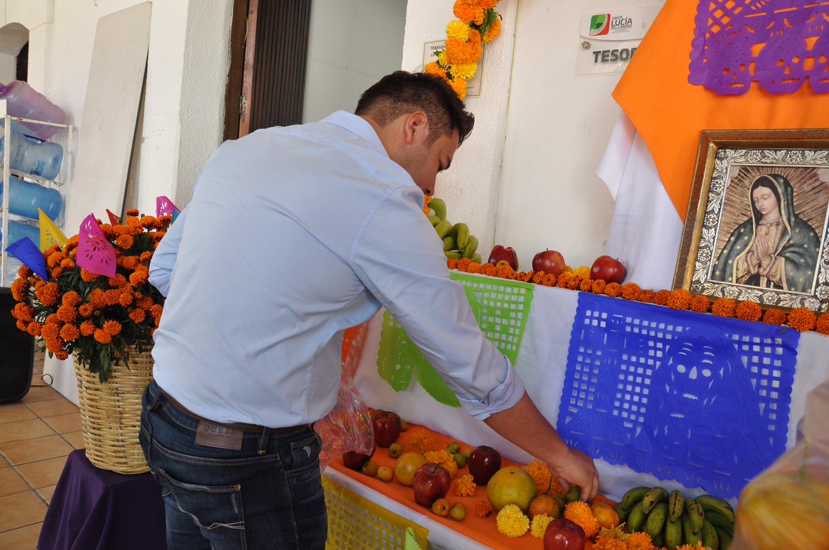 _RaulCruz_'s tweet photo. En palacio municipal pusimos nuestro #AltarDeMuertos, costumbres y tradiciones que nos dan identidad y recupera la hermandad de #SantaLucía. https://t.co/CSQIfsfm9b