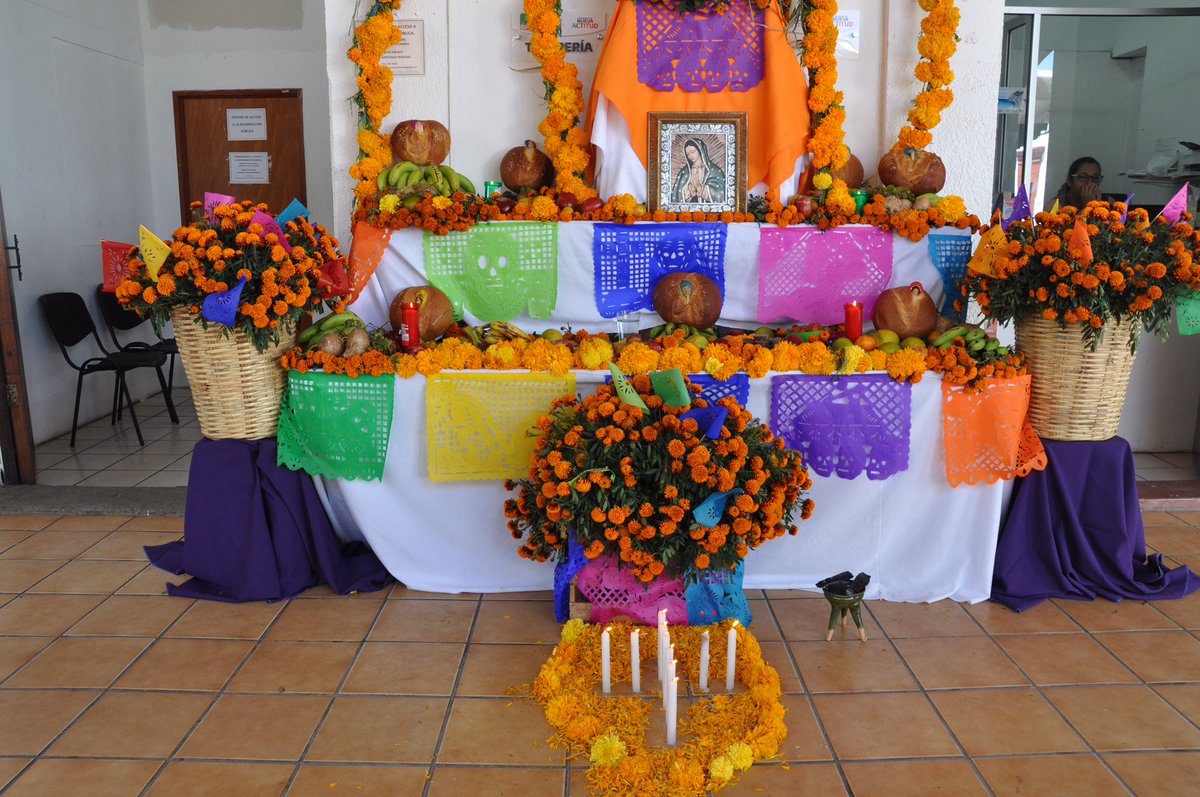 _RaulCruz_'s tweet photo. En palacio municipal pusimos nuestro #AltarDeMuertos, costumbres y tradiciones que nos dan identidad y recupera la hermandad de #SantaLucía. https://t.co/CSQIfsfm9b