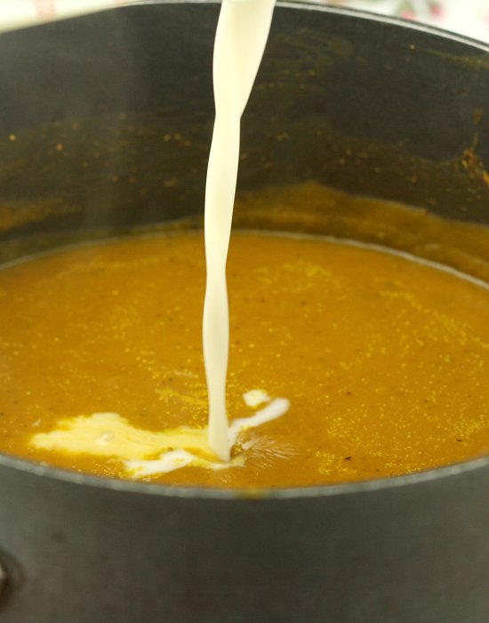 foodiefiasco's tweet photo. {Creamy Pumpkin Soup w/ Shaved Dark Chocolate} Super rich &amp; easy to make. Only 42 calories a cup! #vegan #pumpkin https://t.co/hSXmqnHd1K https://t.co/VeYRfDtAfX