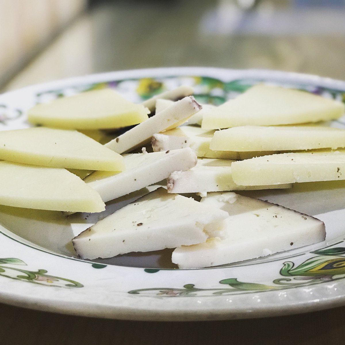 La_Bodeguilla's tweet photo. Queso @canarejal y queso #libum, emborrado e infiltrado con vino tinto. ¿Cuál vas a probar esta noche? 🧀🧀 https://t.co/VD970oSBxC