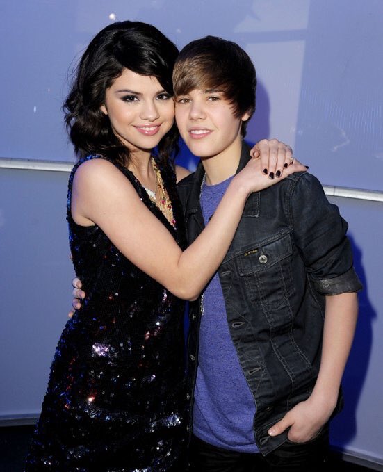 laurencamms's tweet photo. as pessoa que estão destinadas a estar juntas sempre vai encontrar seu caminho de volta um para o outro #jelena #jelenaisback https://t.co/jCMgalkPC9