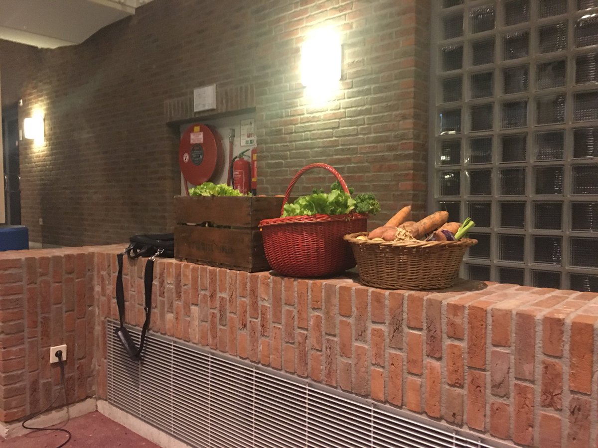 RoelkeHNienhuis's tweet photo. Super leuke en lekkere presentatie van het dorp Pieterburen tijdens dorpenronde @GemDeMarne v Werken Aan de Dorpen. Moestuin, winkel,brood. https://t.co/64OwchyAtY