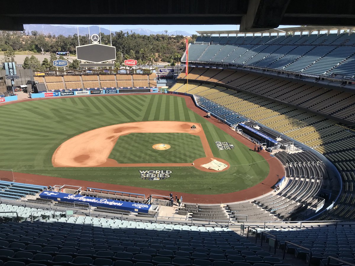 BezuHalliwell's tweet photo. WS GM 7 two yrs in a row! Road team won the 3 I’ve done (MLB-SF,CHI) (NBA-CLE) #LeadEVS 4 Pre/Post later! #livingthedream #EddieSizzahandz https://t.co/hVVQY9YBTM