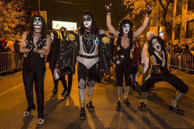 Chicagoist (@chicagoist) on Twitter photo Check Out 40+ Amazing Costumes From The Northalsted Halloween Parade
 chicagoist.com/2017/11/01/che… Check Out 40+ Amazing Costumes From The Northalsted Halloween Parade
 chicagoist.com/2017/11/01/che…
