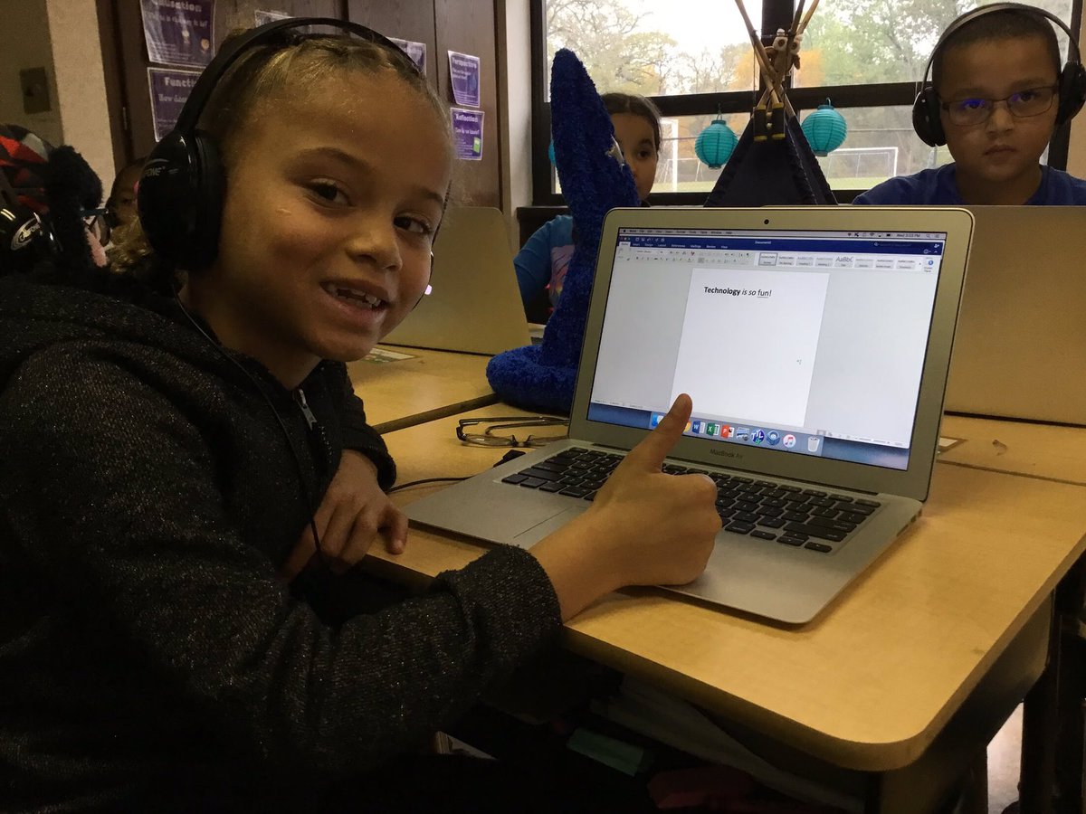 Barnett_TechEd's tweet photo. 2nd Graders in Ms Davis' class learning to format text! Bolding, italicizing, underlining and more! #imadethemtypethat @johnstrangelem https://t.co/5wCEnwnGit
