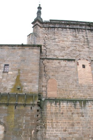 Como tantas otras catedrales españolas, lisiadas por el terrible sismo, Coria muestra hoy las cicatrices del terremoto: grietas y desmoches