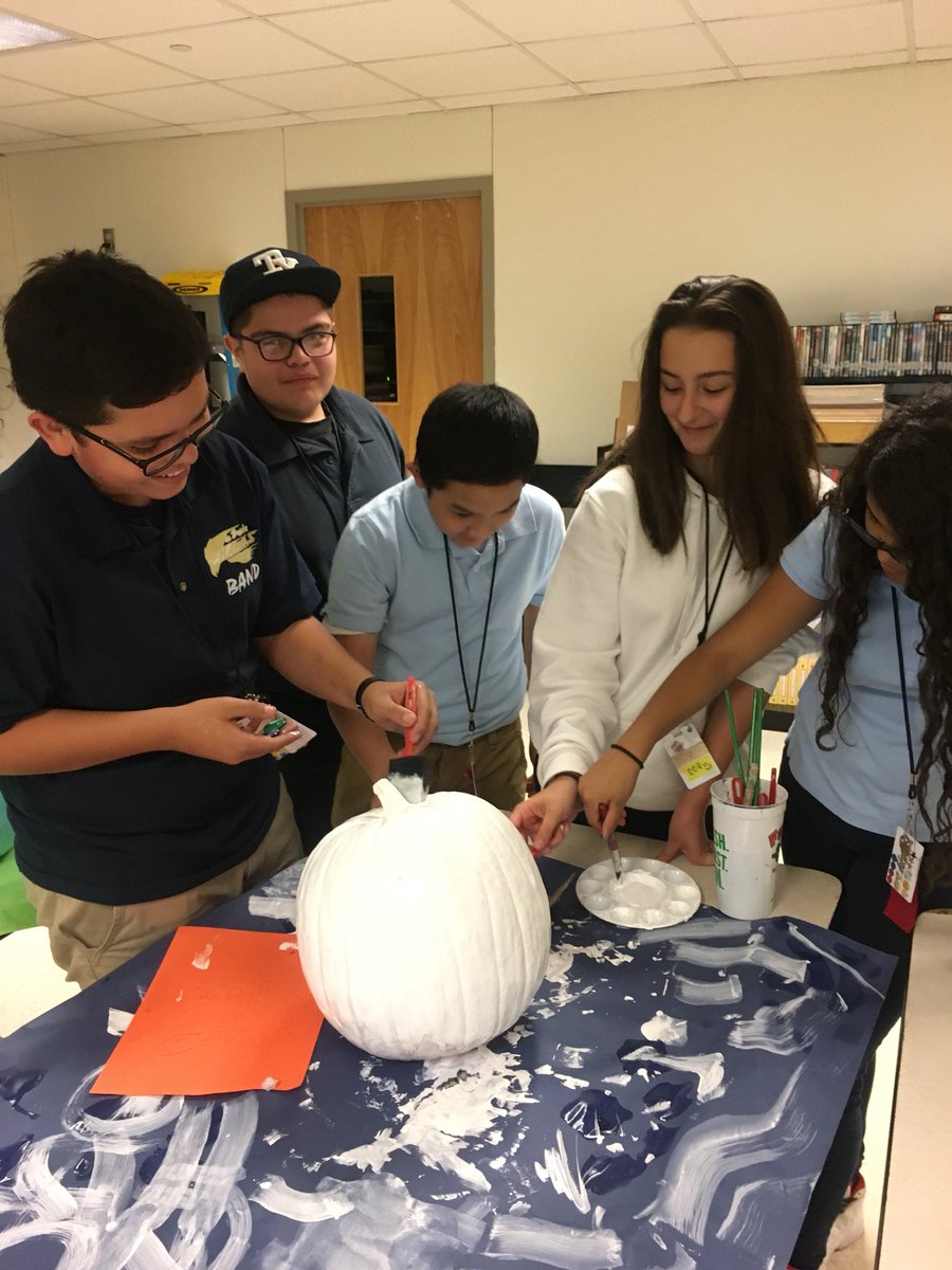 DZ_Library's tweet photo. 7th period library aides creating Ryuk from the manga series Death Note @IISDFoundation #ISFReads https://t.co/kw9gDWB6fg