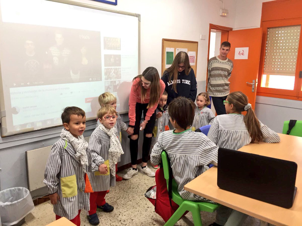 IESANTJORDI's tweet photo. The little ones helped by ESO students celebrated Halloween at school by knocking on doors and asking Trick or Treat? https://t.co/HYIizFWZYt