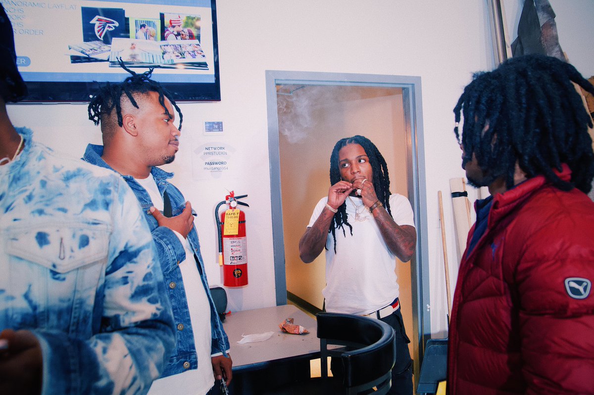 C_Trillionaire's tweet photo. Headed to the top that's were we rather be #FYBWay 💰💰💰 https://t.co/0aEp9bitTC