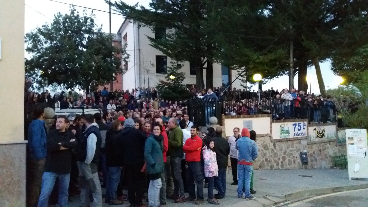 ANC_SHS's tweet photo. Avui fa 1 mes #santhilari va defensar les urnes. Mai oblidarem aquell dia, ni les imatges de pobles veins on va carregar la PN i GC https://t.co/4N59DI9kLA
