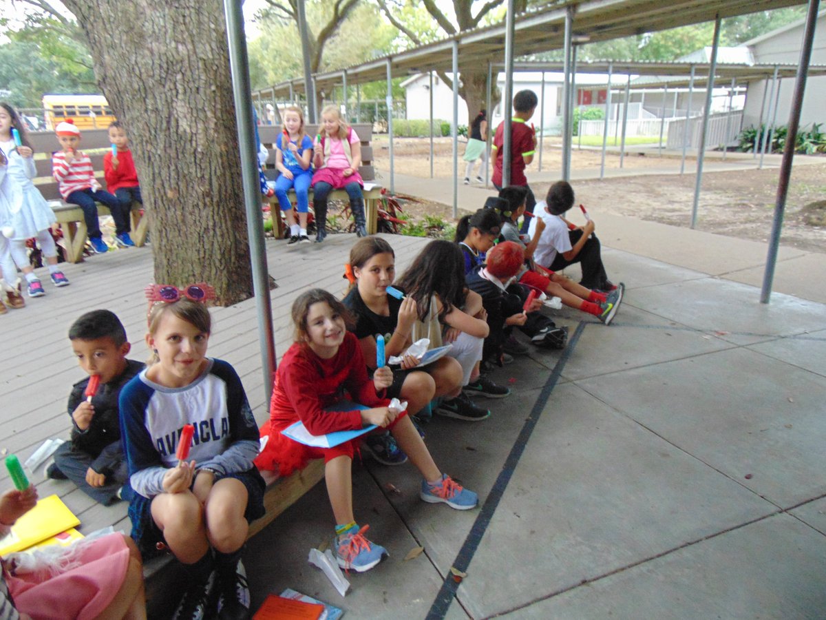 liboubre's tweet image. #HISDlibrariesNow 2017 Summer Read Popsicle celebration @liboubre