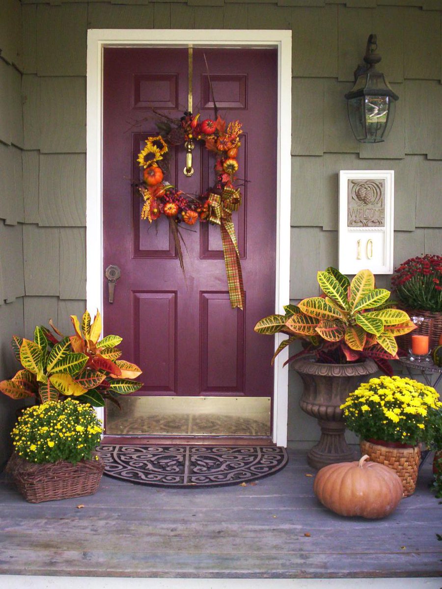 InnovativeKIT's tweet photo. Even the smallest changes make the biggest difference, freshen up your door this #Fall with plants and mums for a vibrant entry💡 https://t.co/n0A2Q9tgry