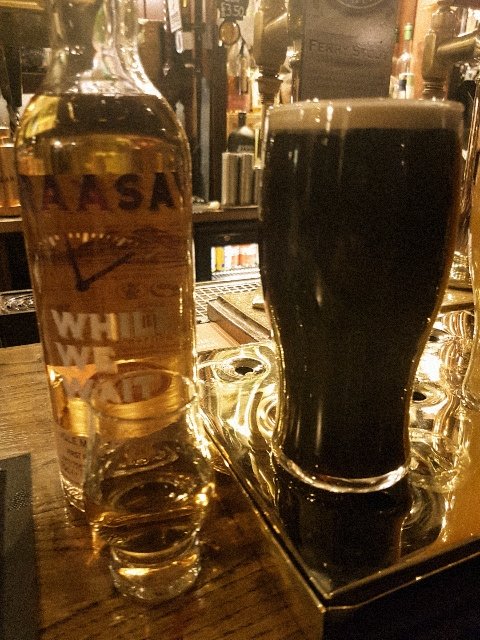 RaasayWhisky's tweet photo. A dram of #raasaywhilewewait perfectly matched with @CrossBorderBrew Porter @blueblazeredin. Great end to a busy day. https://t.co/1in5RSSYcx
