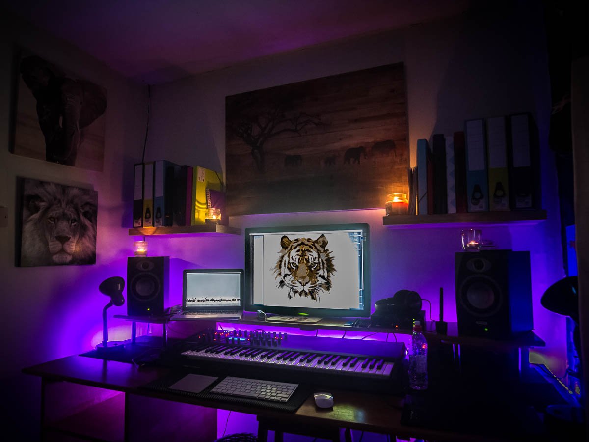 Made this desk a few weeks ago for my synths and music production #handmadehour #handmade <a href="/HandmadeHour/">HandmadeHour</a>