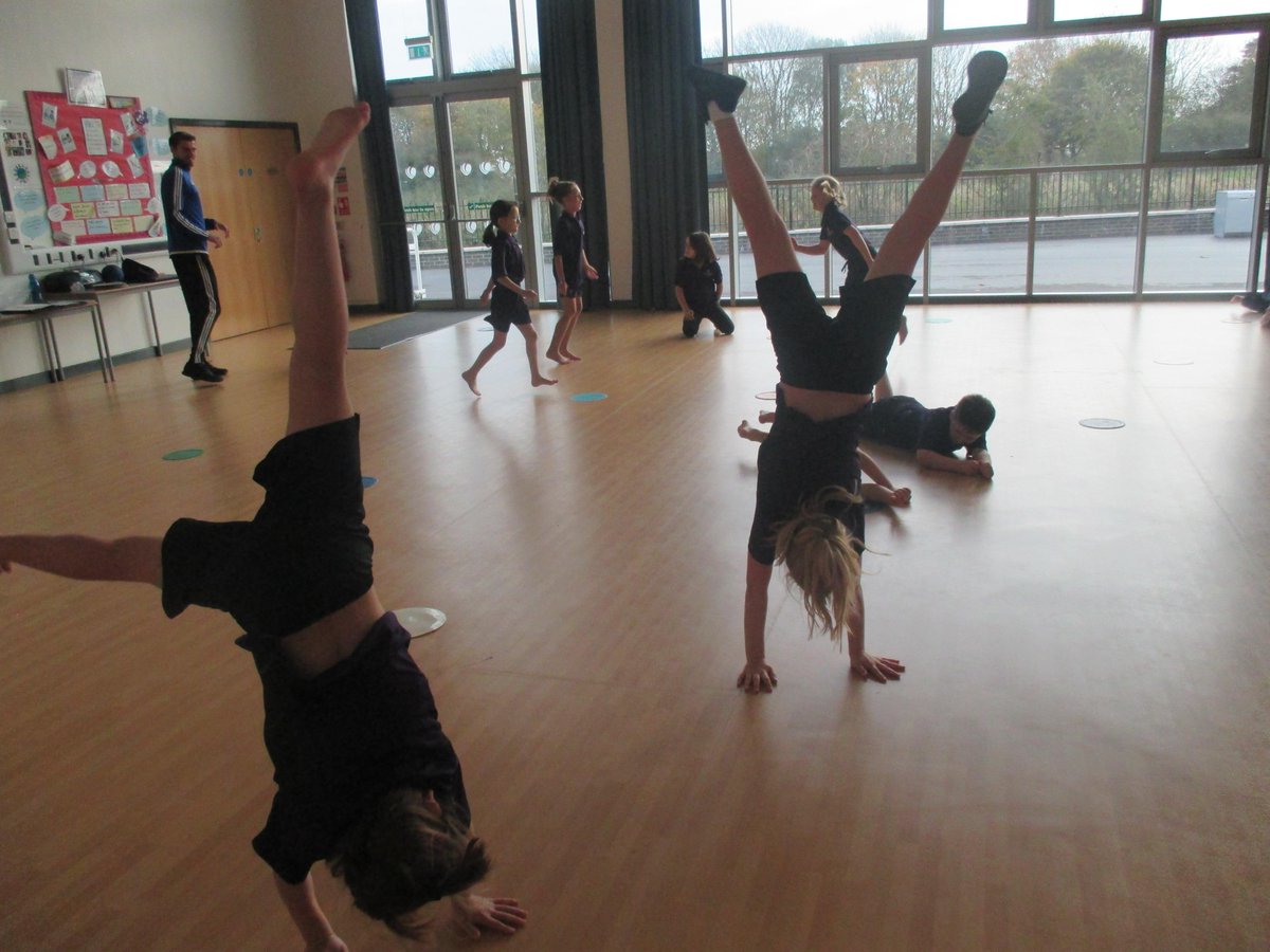 BeaconAcad's tweet photo. Year 4 enjoyed a stretchy, fun gymnastics session today exploring travelling in different ways. Thank you @JBSportCoaching #PE #activebursts https://t.co/1Nfi1QZCIn
