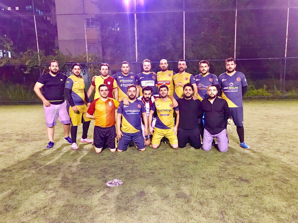 gencmusiadadana's tweet photo. Üyeler arası halı saha maçında üyeler ile bir araya geldik. Sezonun ilk maçı renkli görüntülere ve sıkı bir dostluğa sahne oldu. https://t.co/cRrPRBtDHp