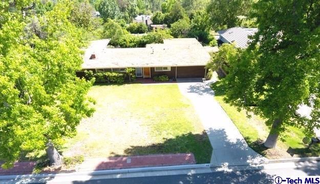 Remax_Optima's tweet photo. Picture a street lined with trees with a beautiful house with a large garden and pool tucked behind them https://t.co/qpAdDSSWmF #luxuryhome https://t.co/2dbIERLAce
