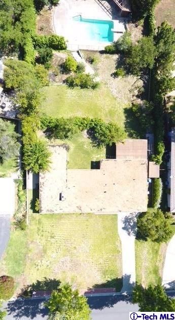 Remax_Optima's tweet photo. Picture a street lined with trees with a beautiful house with a large garden and pool tucked behind them https://t.co/qpAdDSSWmF #luxuryhome https://t.co/2dbIERLAce