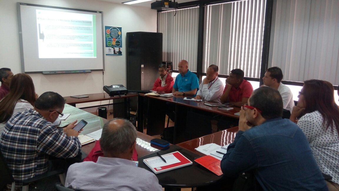 Rafaelsimonchac's tweet photo. Reunidos con la Comisión de Educación de la Asamblea Nacional Constituyente  impulsando la Constituyente Educativa https://t.co/Fy0iKnc8Cp