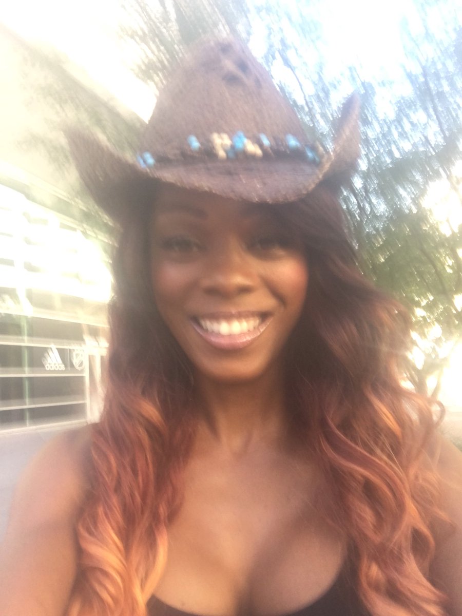 EbonyFaith220's tweet photo. PBR World Finals #Day1 #gig #werk https://t.co/tpGSjqmiy1