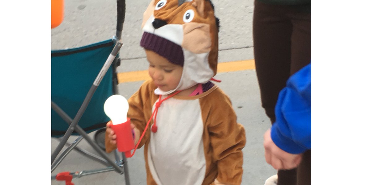 YampaValleyElec's tweet photo. This bright idea for trick-or-treaters brought to you by YVEA. #YVEA #HalloweenStroll https://t.co/FzhTwMwrbl