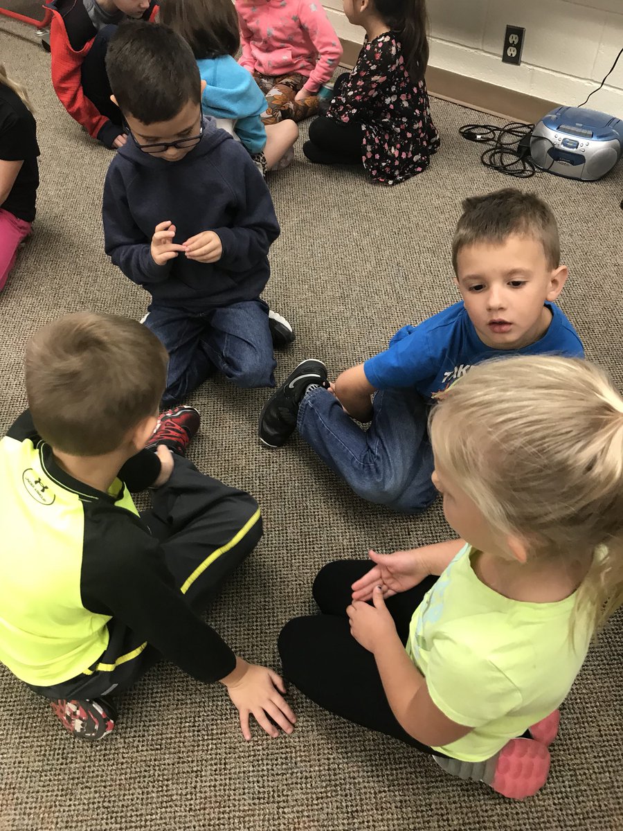 RonnaCarson1's tweet photo. #CISDCompetitiveEdge Ss use teamwork to retell the events of a story. https://t.co/qyH8w5RGOS