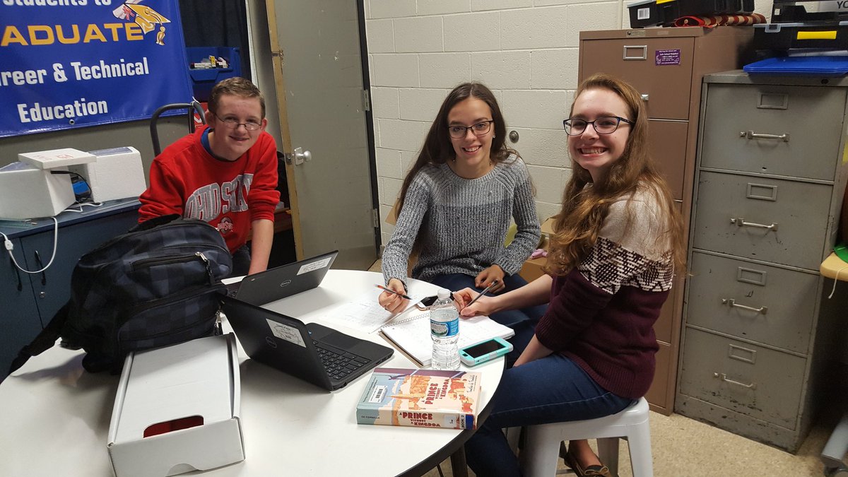 HartzlerMr's tweet photo. First period, 3 extra kids in the room so they can study math together! #WantingToLearn https://t.co/jbELrCncQb