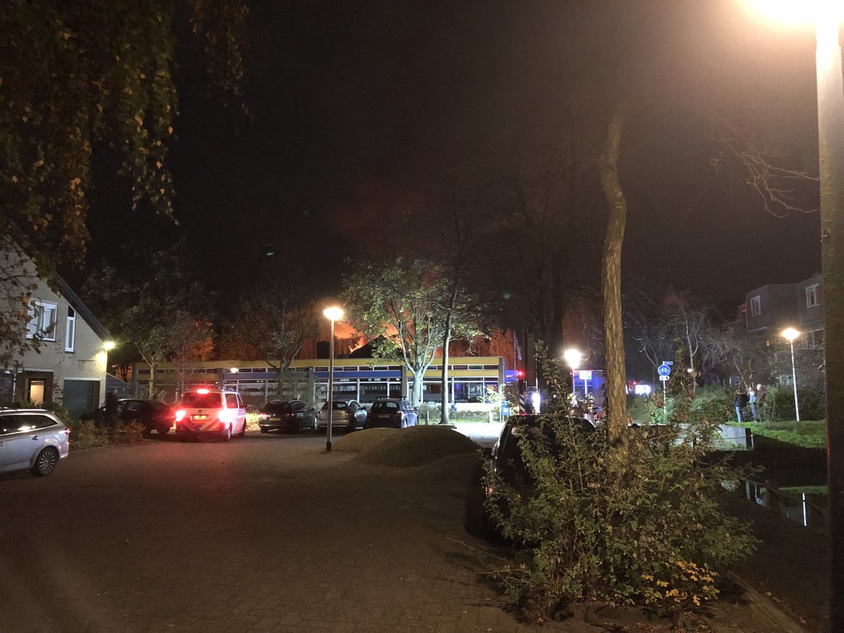 McPrehn_van's tweet photo. Brand in OBS de Tweemaster. Er wordt gesproken over vandalisme nadat er al eerder ruiten zijn ingegooid. #Barendrecht #obstweemaster https://t.co/y9xdGZqJRh